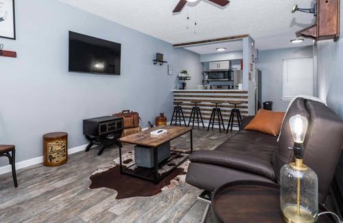 South Central Houston Apartment | Wine-Themed Stay! King Bed! Close to UH & Downtown!