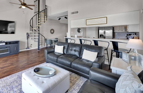 April Sound Condo | Winter Escape | Lake Conroe Views | Gated April Sound | King Suite | Loft w/Bunks | Near Dining