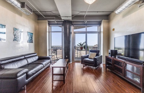 Cedars Condo | Wonderful, urban 2-bedroom loft with chef style kitchen in vibrant Dallas