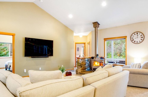 Camano Island House | Wooded home with private hot tub, free wifi, game room & gorgeous grounds