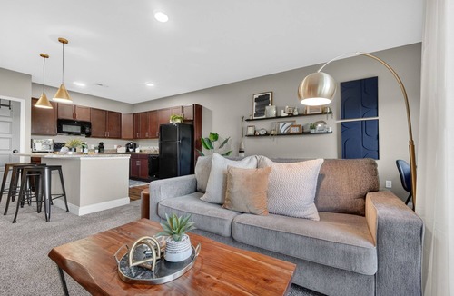 West Des Moines Apartment | Wooded Views | King Bed | No Stairs