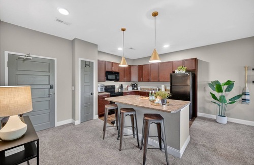 West Des Moines Apartment | Wooded Views | King Bed | No Stairs
