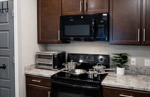 West Des Moines Apartment | Wooded Views | King Bed | No Stairs