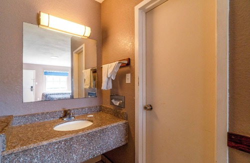 Sweet Home Hotel | Woodfield Inn & Suites Hotel O, Yoakum TX 111