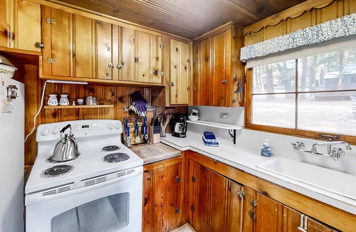 Joseph House | Woodland Cabin w/Fenced Backyard, Deck, Front Porch & WiFi - Dogs Welcome