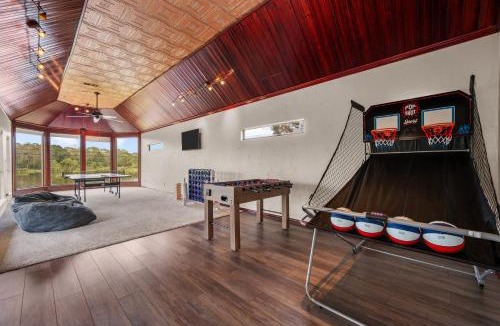 College Park House | Woodlands Area Lake View Retreat