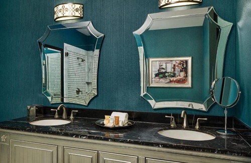 Aurora Hotel | Woolley's Classic Suites