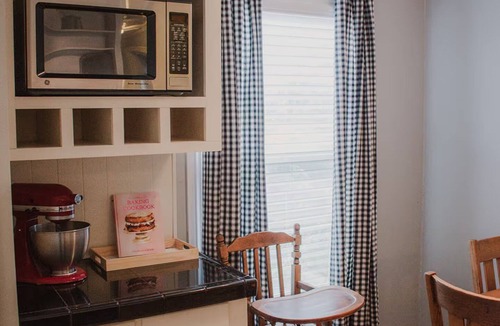 Sayles Blvd. Area House | Work Trip & Family Friendly - 3BR House in Historic Sayles. Long Term Stays