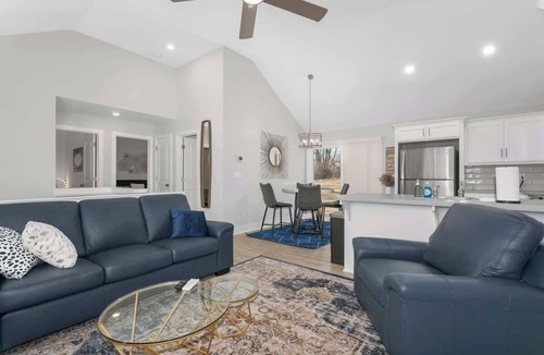 Claycomo House | World Cup Ready Sleeps8 Near Arrowhead PetsWelcome