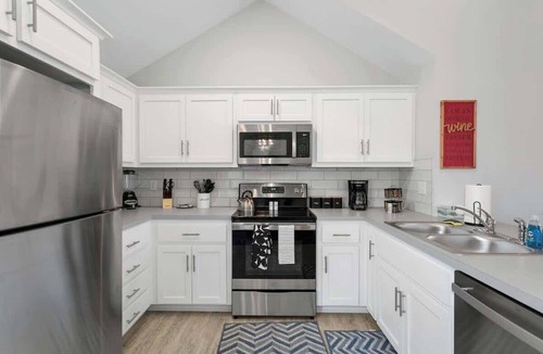Claycomo House | World Cup Ready Sleeps8 Near Arrowhead PetsWelcome