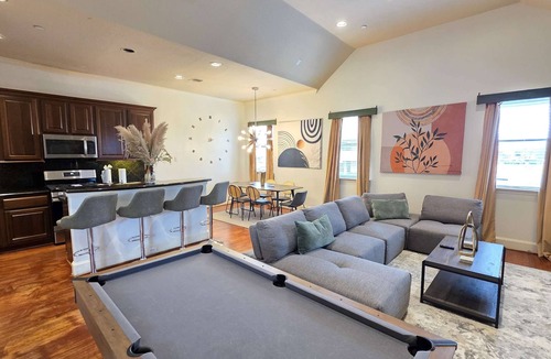 Woodlake - Briar Meadow House | World Cup Urban Escape|Galleria w/King Bed & Pool