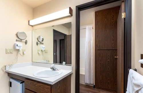 Wapato Point Condo | Yacinde B2 Ground Level Waterfront with Two Patios