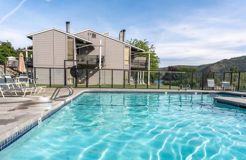 Wapato Point Condo | Yacinde F6 Poolside with Loft and Balcony