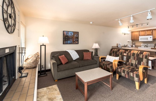 Wapato Point Condo | Yacinde G2 Ground Level Poolside with Two Patios
