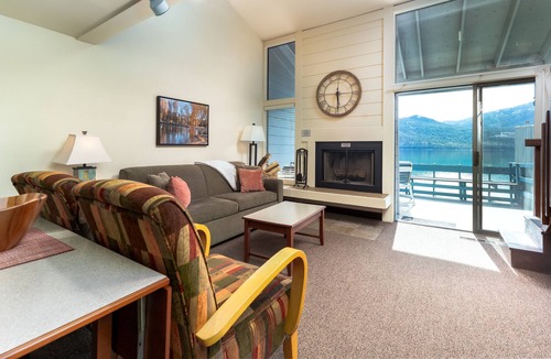 Wapato Point Condo | Yacinde G3 Panoramic Poolside and Mountain Views