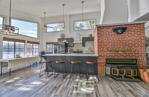 Newport House | Year around Bliss Lakehouse with hottub and deck