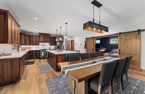 Methow Valley House | Year-Round Adventure Riverfront 4-bedroom retreat with 2 king suites
