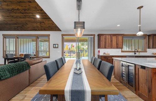 Methow Valley House | Year-Round Adventure Riverfront 4-bedroom retreat with 2 king suites