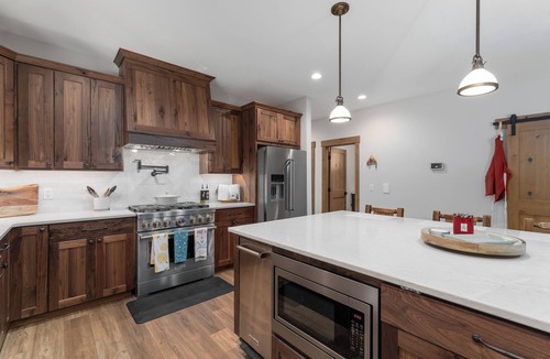 Methow Valley House | Year-Round Adventure Riverfront 4-bedroom retreat with 2 king suites