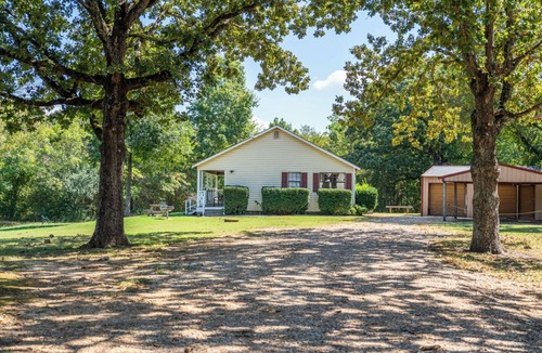 Weatherford House | You Don’t Want to Miss This! Full Kitchen, Outdoor Pool, Free Parking!