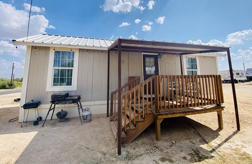 Garden City Apartment | You’ll LOVE Our Fully Furnished L’il Farmhouse Cabin Rental in Garden City, TX