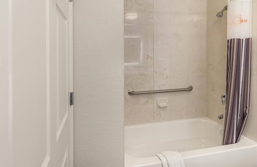 Arlington Hotel | Your Arlington Dream Stay: Cozy Comfort Near Six Flags & Stadium!