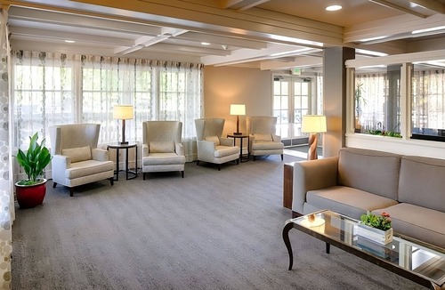 West Bellevue Hotel | Your Bellevue Escape Awaits! Pet-friendly Accommodation with Complimentary BFast
