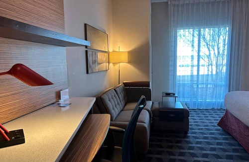 Lake Worth Hotel | Your Fort Worth Getaway Starts in This Pet-Friendly Studio | Free Parking