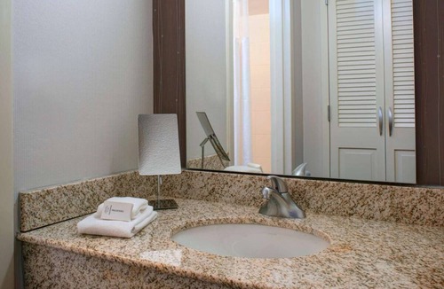 Waldron Hotel | Your Gateway to Kansas City Thrills! 3 Relaxing Units! Pets Allowed