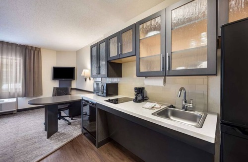 Golden Hotel | Your Home Away From Home! Pet-Friendly Stay with Kitchenette!