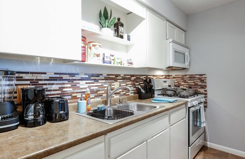 Neartown Apartment | Your Montrose Studios! Sleeps 30/15BR/15BA/15PA