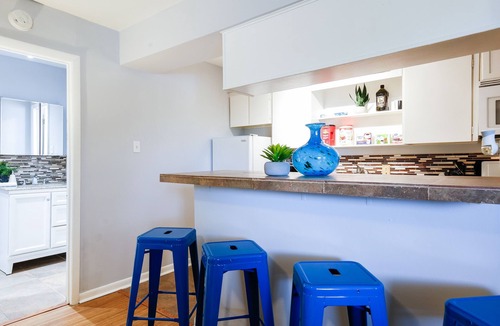 Neartown Apartment | Your Montrose Studios! Sleeps 30/15BR/15BA/15PA