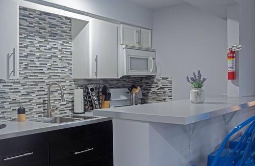 Hyde Park Apartment | Your Montrose Studios! Sleeps 42/21BR/21BA/21PA