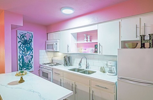 Neartown Apartment | Your Montrose Studios! Sleeps 28/14BR/14BA/7PA