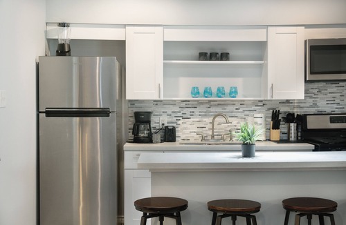 Neartown Apartment | Your Montrose Studios! Sleeps 28/14BR/14BA/7PA