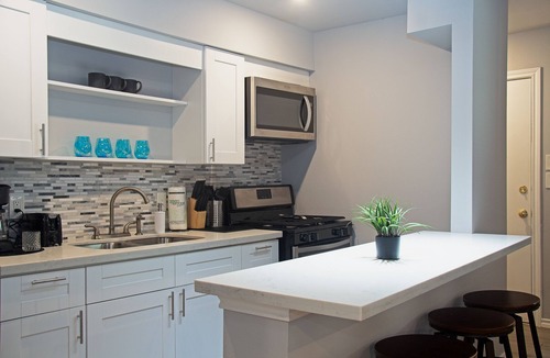 Neartown Apartment | Your Montrose Studios! Sleeps 28/14BR/14BA/7PA