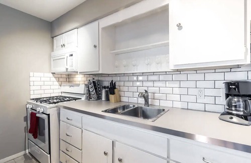 Hyde Park Apartment | Your Montrose Studios! Sleeps 62/31BR/31BA/25PA ⭐️⭐️⭐️⭐️⭐️