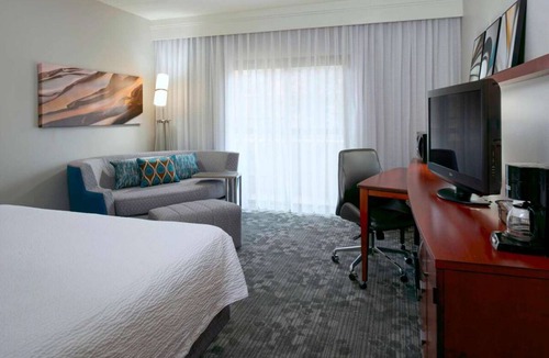 Waldron Hotel | Your Pet-Friendly Vacation Space Near Harley-Davidson Factory! Airport Shuttle!