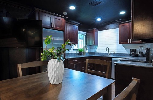 South Central Houston Apartment | Your TMC Flats! Sleeps 32, 16BR, 8BA, 8PA