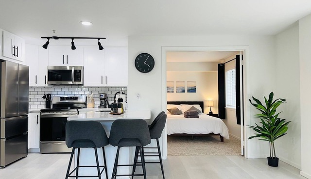 0.3 Miles to Space Needle! 2Br/2Ba Belltown Condo w/Free Garage Parking + AC