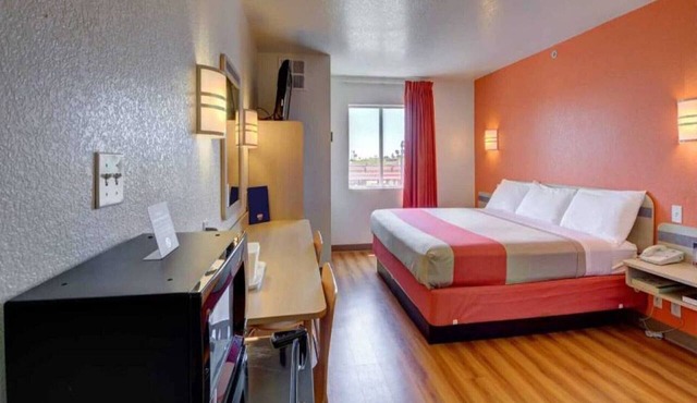 1 King Bed | Non-Smoking