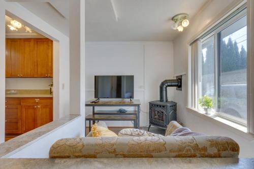< 1 Mi to Mall! Bright Single-Level Seattle Home