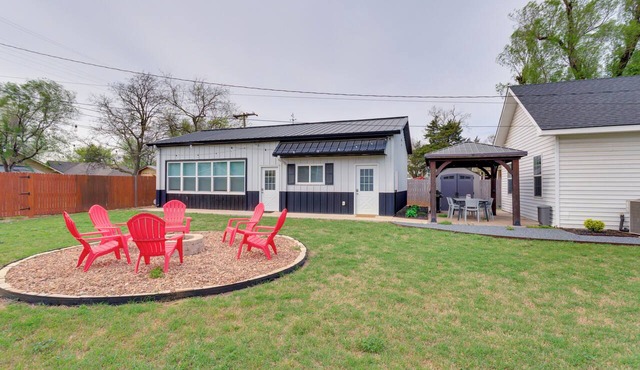 1 Mi to OU! Sleek Guest House w/Gas Grill