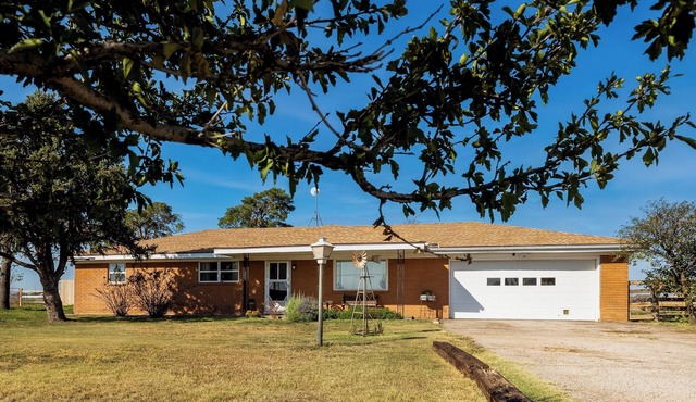 10 mi S of Rt 66. 3 BR, 2 baths, sleeps 7, pets OK. HVAC. Full kitchen; grill.