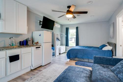 10 Mi to Lake Conroe: Couple’s Retreat w/Porch!