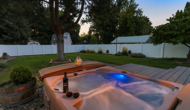 12 Min Walk To Downtown. 5 Min Walk To Whitman. Surrounded By 2 Beautiful Parks.