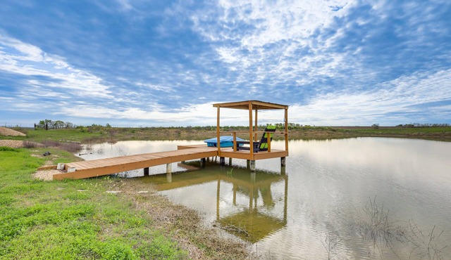 14 Acres w/Pond Access: Farmhouse in Temple!