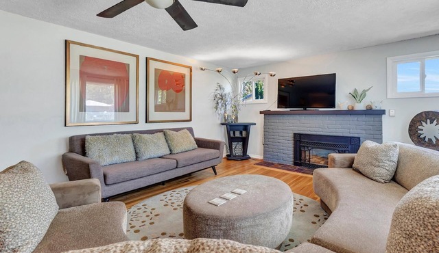 15 Min To Dwntwn-HUGE Fenced Bckyrd-Luxury Bath-5-Star Beds-EcoClean