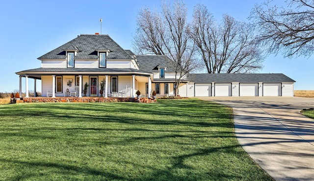 1908 Victorian Farmhouse Unit A