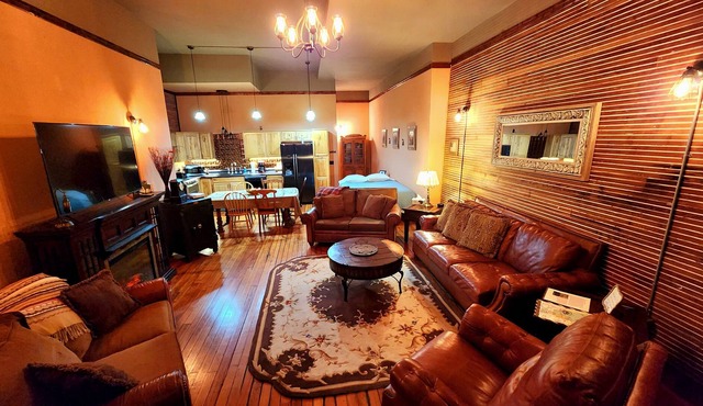 1908 Wild Bill Hickock Condo-Rustic Cozy 1900's Feel-Fenced Yard-Firepit Patio